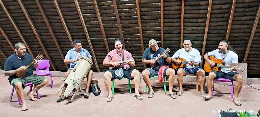 Músics tocant música tradicional marquesana (Atuona, Hiva Oa, illes Marqueses)