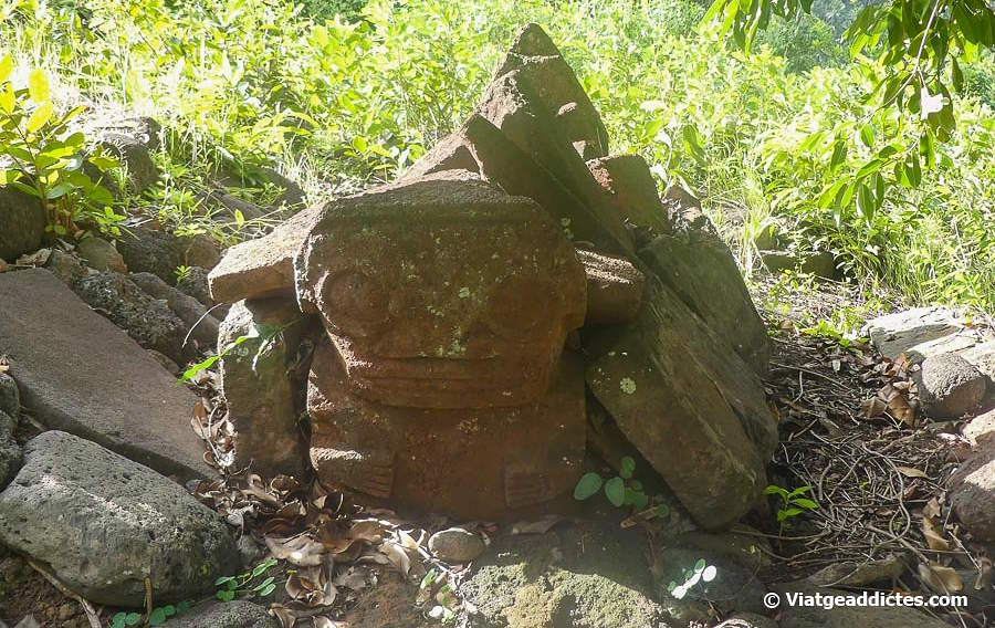 «Tiki» en una de les tombes del cementiri vell d'Atuona (Atuona, Hiva Oa, illes Marqueses)