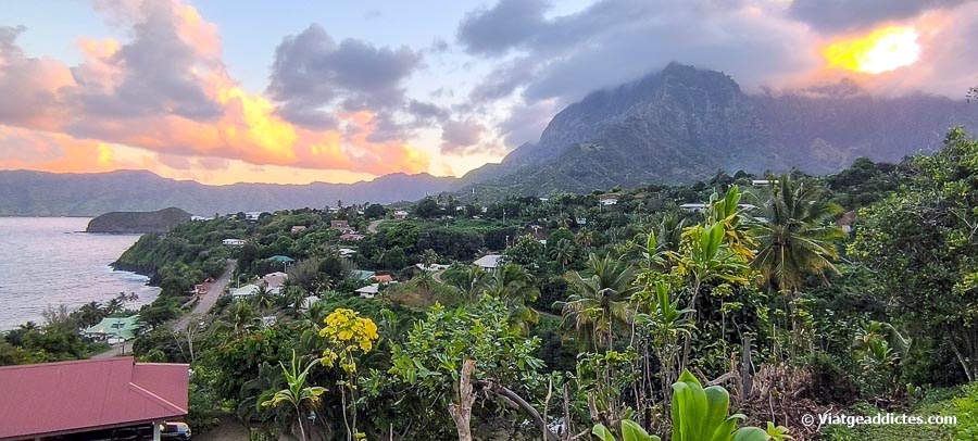 Posta de sol sobre Atuona i el mont Temetiu (Atuona, Hiva Oa, illes Marqueses)
