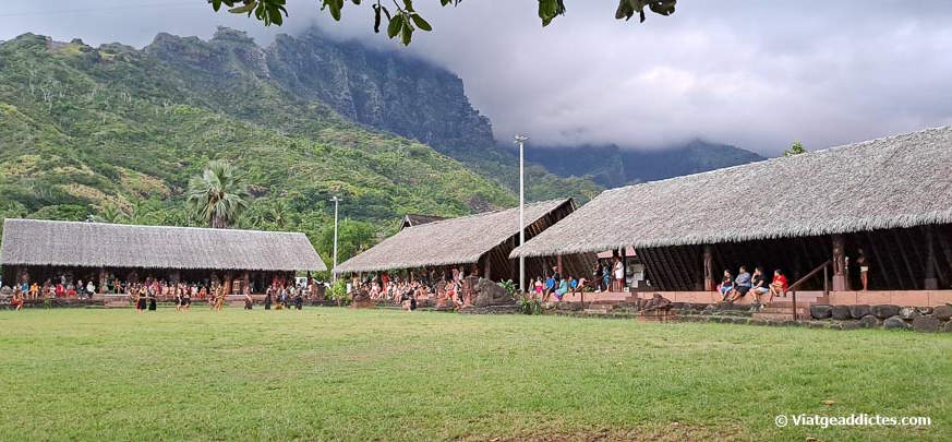 A punt per a l'espectacle de música i balls tradicionals marquesans al Tohua Pepeu (Atuona, Hiva Oa, illes Marqueses)