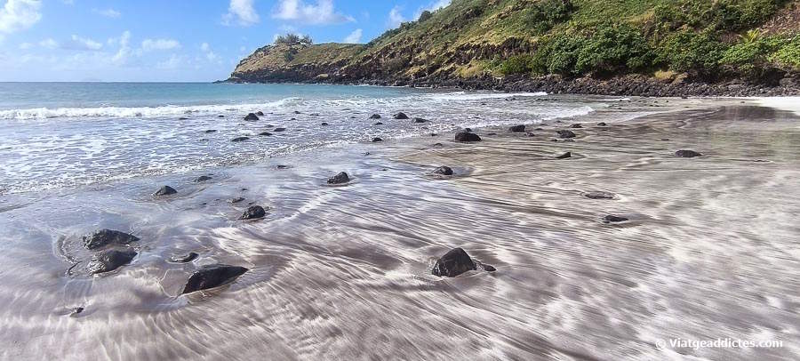Les encisadores formes de la sorra de la preciosa platja de Nahoe (Nahoe, Hiva Oa, illes Marqueses)