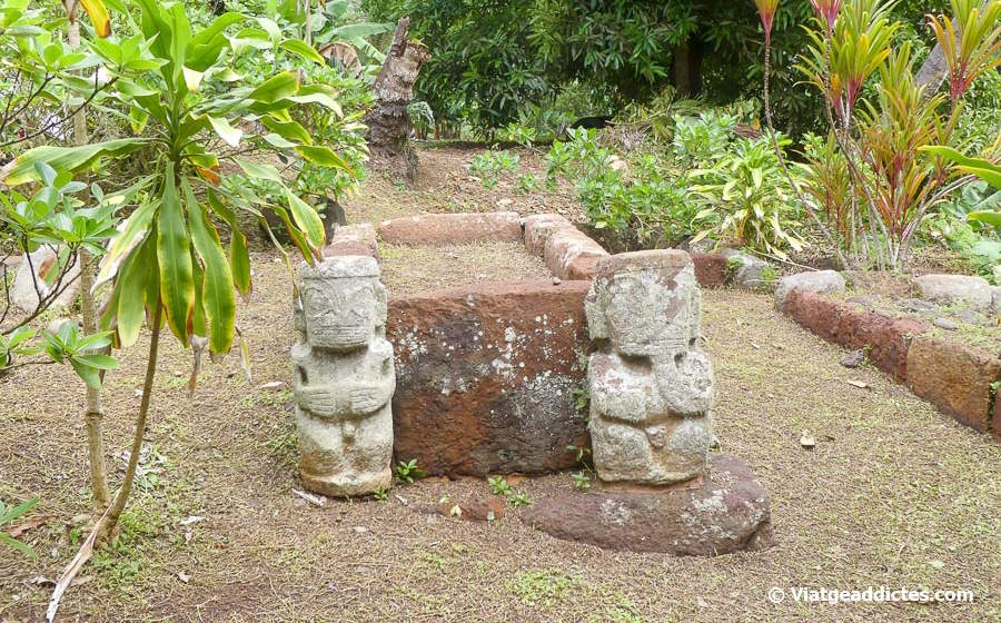 La tomba de l'últim cap de tribu de la vall de Puama'u i de la seva consort (vall de Puama'u, Hiva Oa, illes Marqueses)