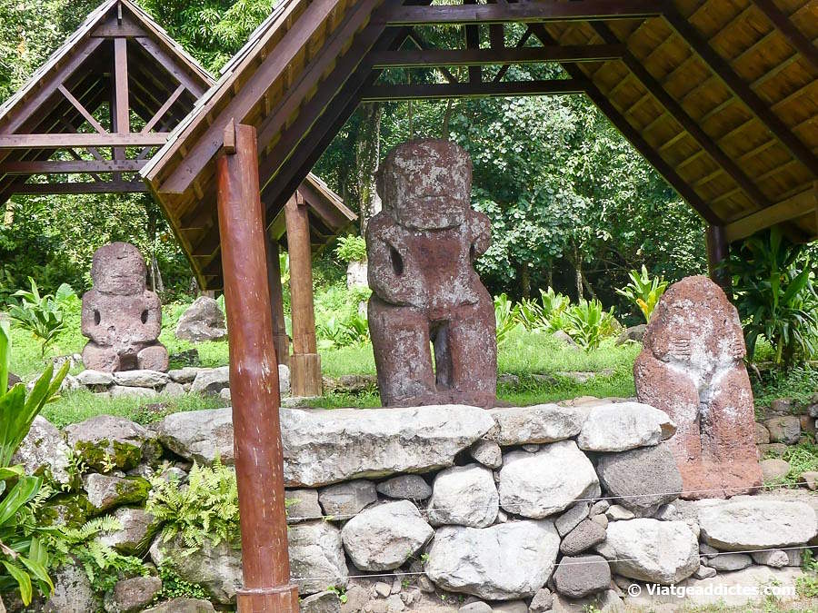 El tiki Takaii, entre altres dos tikis, en el jaciment de Te I'ipona (vall de Puama'u, Hiva Oa, illes Marqueses)