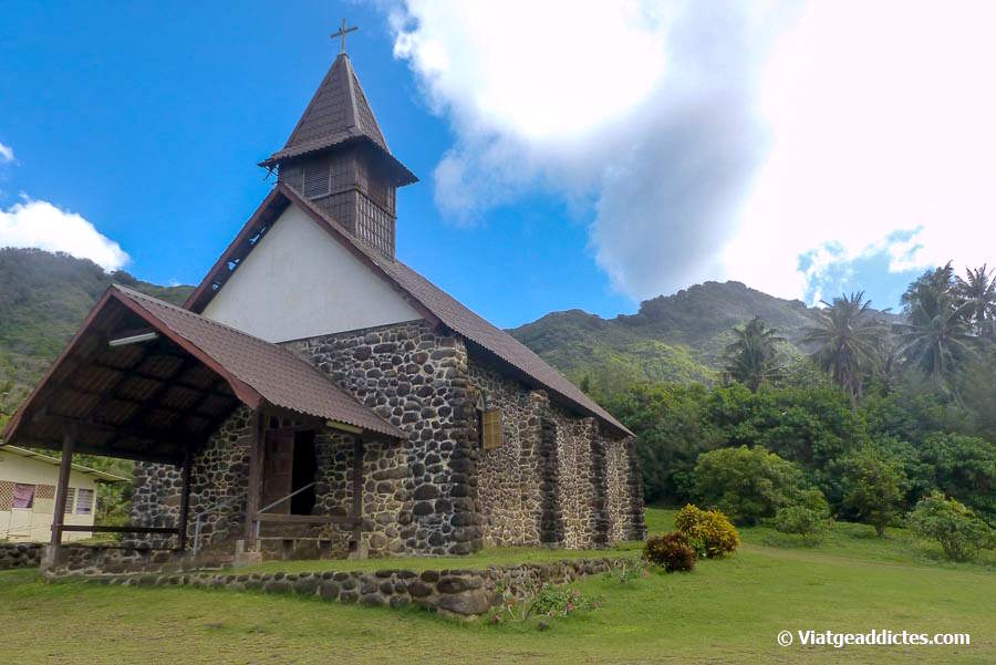 Interior de la bonica església de pedra de Ta'a'oa (Ta'a'oa, Hiva Oa, illes Marqueses)