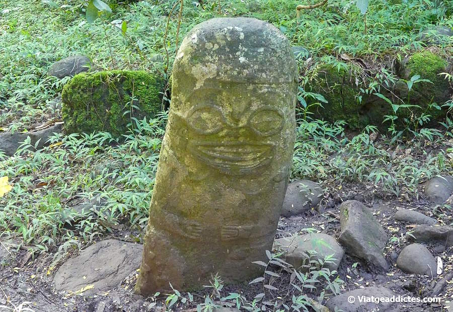 El curiós «tiki somrient» enmig del bosc (Hiva Oa, illes Marqueses)