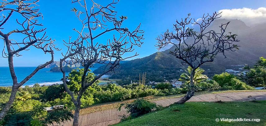 Vistes des del cementiri  sobre Atuona, la seva badia i el mont Temetiu (Atuona, Hiva Oa, illes Marqueses)