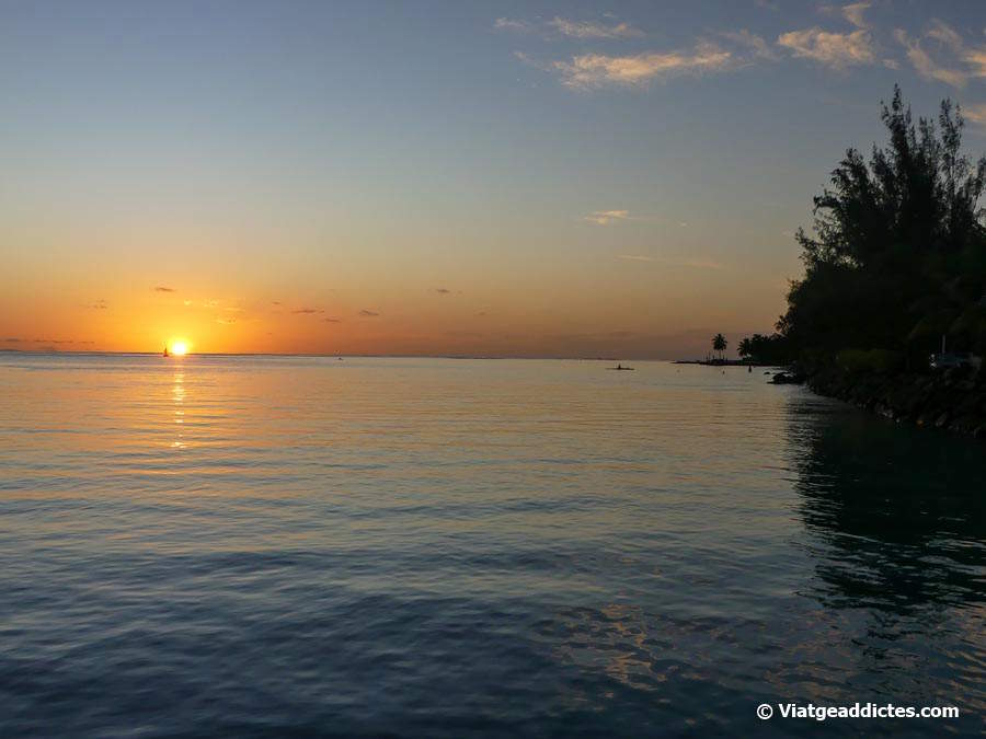 Posta de sol sobre la llacuna vist des de Fare (Fare, Huahine Iti, illes de la Societat)