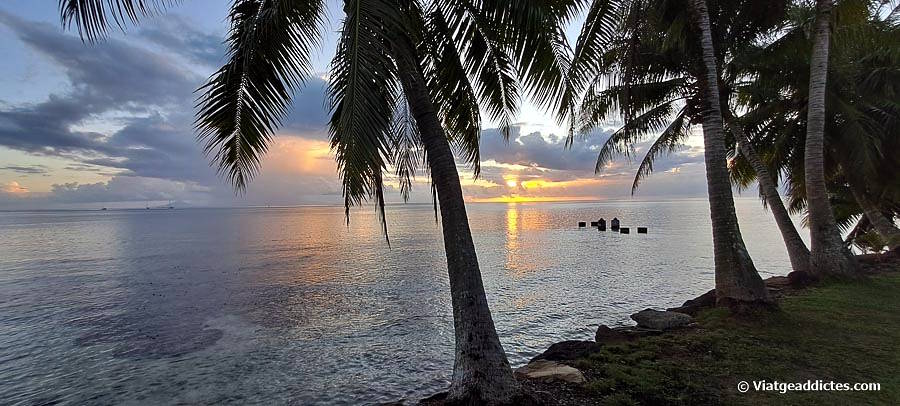 Posta de sol sobre la llacuna (Fīti'i, Huahine Nui, illes de la Societat)