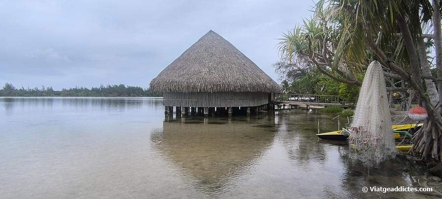 El Fare Pote'e i el llac Fa'una Nui (Huahine Nui, illes de la Societat)