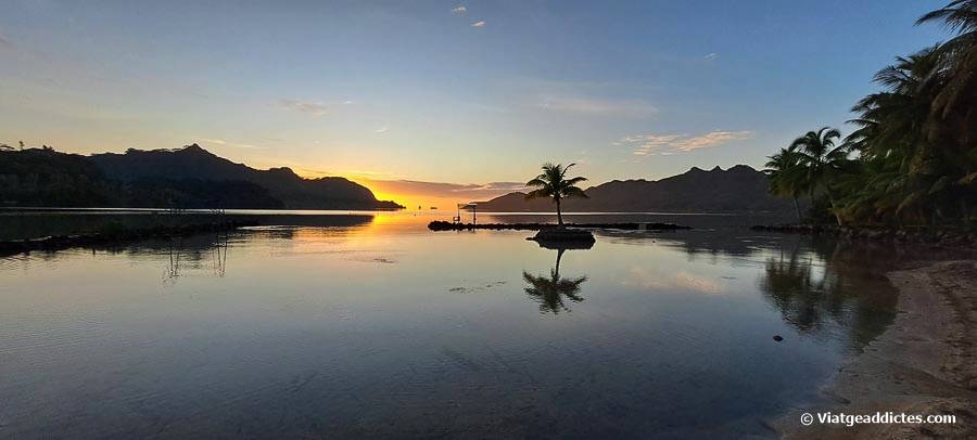 Sortida de sol sobre la badia de Maroe (Huahine Nui, illes de la Societat)