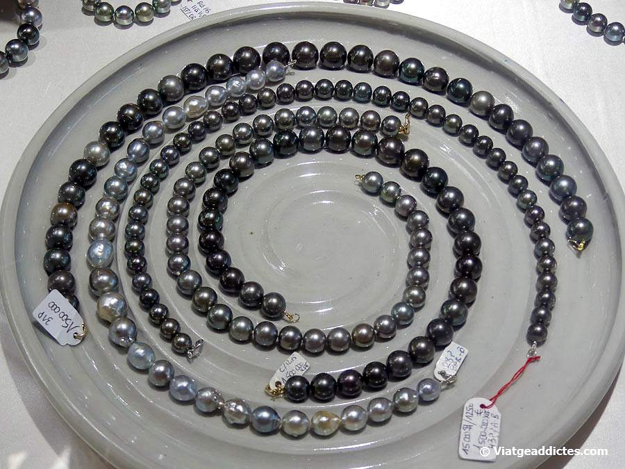 Collars de perles al «mòdic» preu de 12.500 &euro; (Huahine Nui, illes de la Societat)