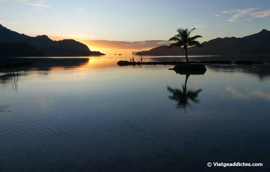 Una nova albada sobre la badia de Maroe (Huahine Nui, illes de la Societat)