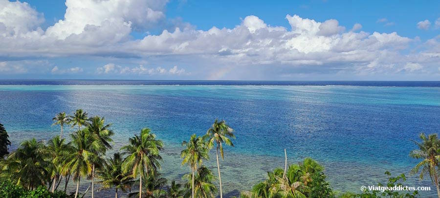 Vista panoràmica cap a la llacuna des del mirador Tefarerii (Huhine Iti, illes de la Societat)