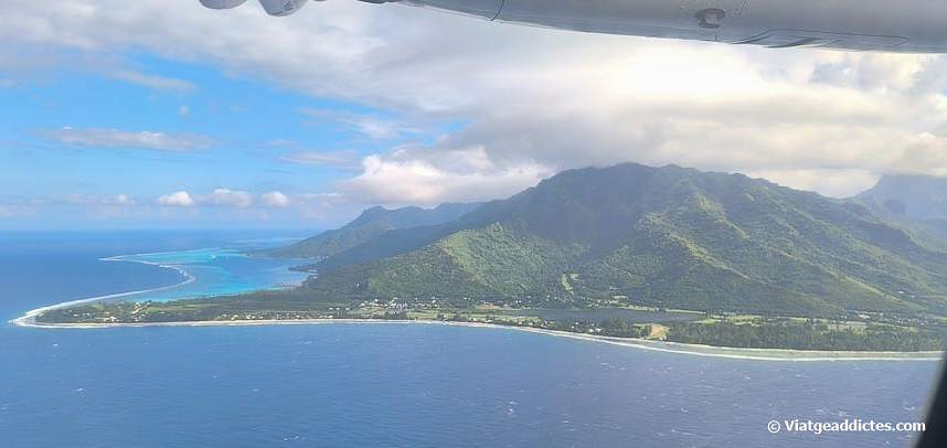 Arribant a l'illa de Mo'orea (Mo'orea, illes de la Societat)