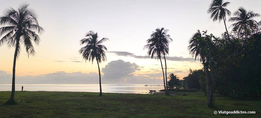 Posta de sol des de la costa oest (Ha'apiti, Mo'orea, illes de la Societat)