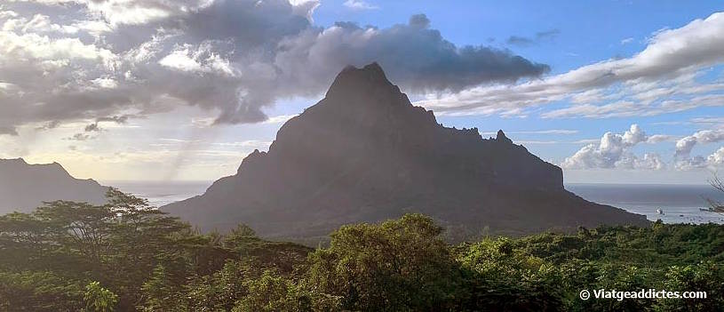 Vista de les badies d'Opunohu i de Cook i del mont Rotui des del mirador d'Opunohu (Mo'orea, illes de la Societat)