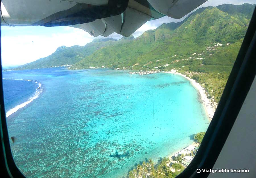 Vista de la platja de Toatea en l'enlairament des de l'aeroport de Mo'orea (Mo'orea, illes de la Societat)