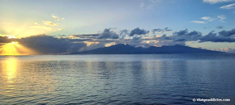 Sortida del sol, amb la silueta de l'illa de Tahití a l'horitzó (mirador de Toatea, Mo'orea, illes de la Societat)