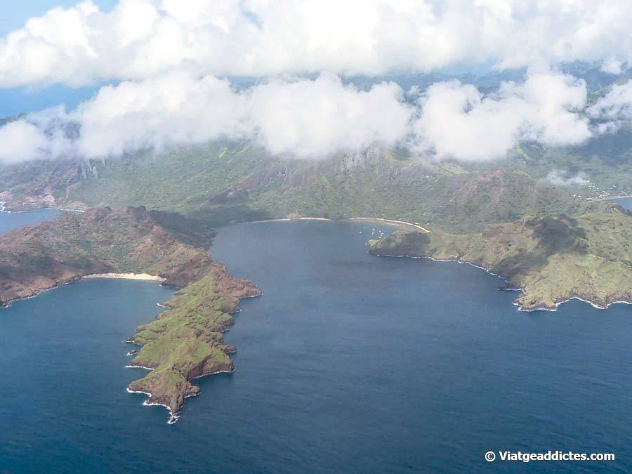 Vista de les badies d'Anaho i de Ha'ataive'a des de l'avió (Nuku Hiva, illes Marqueses)