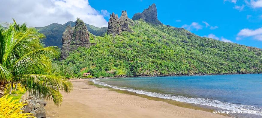 Vista de la platja i badia d'Hatiheu (Nuku Hiva, illes Marqueses)
