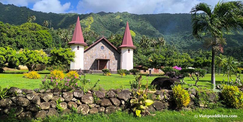 Vista de la bonica església d'Hatiheu (Nuku Hiva, illes Marqueses)
