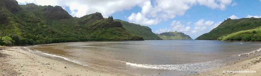 Foto panoràmica de la badia de Hooumi (Taipivai, Nuku Hiva, illes Marqueses)