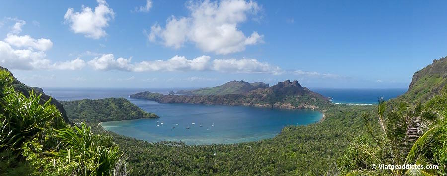 Vista de la badia d'Anaho des del pas de Teavaimaoaoa (Nuku Hiva, illes Marqueses)