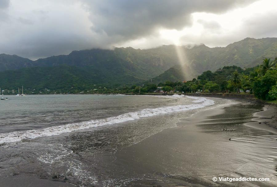 Pluja i sol sobre la badia de Taioha'e (Taioha'e, Nuku Hiva, illes Marqueses)