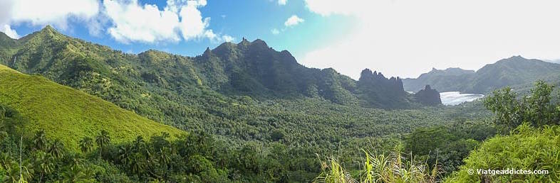 Vista panoràmica amb la badia de Hatiheu al fons (Nuku Hiva, illes Marqueses)