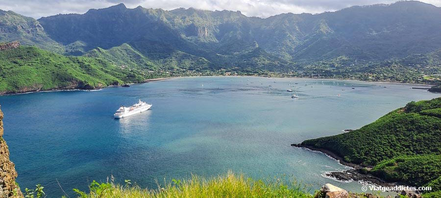 Vista sobre la badia de Taioha'e (mirador Tehaatiki, Nuku Hiva, illes Marqueses)