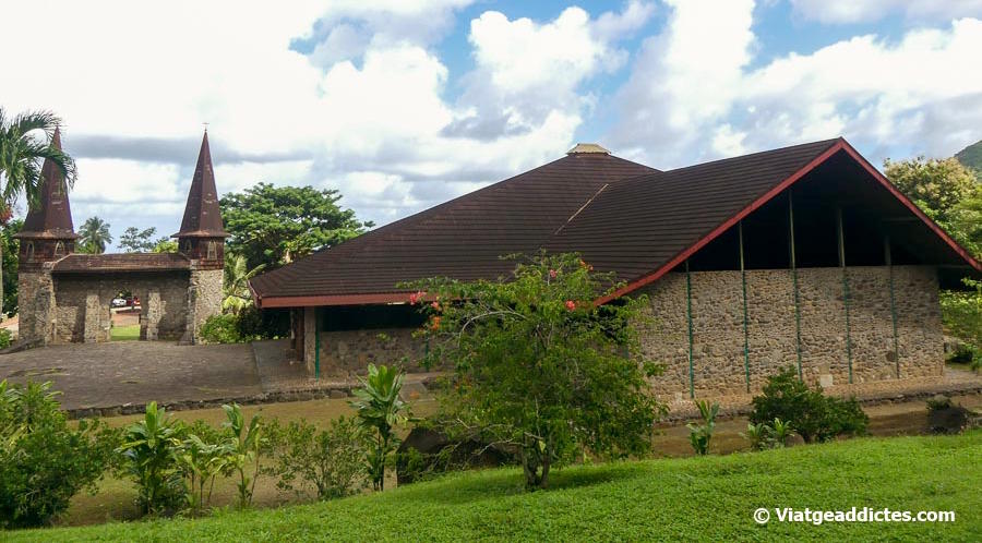 La Catedral Notre-Dame de Taioha'e, amb la seva característica entrada (Taioha'e, Nuku Hiva, illes Marqueses)