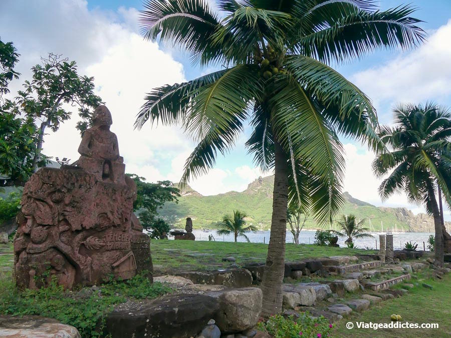 Algunes de les escultures del Pae Pae Piki Vehine o Tohua Temenua (Taioha'e, Nuku Hiva, illes Marqueses)