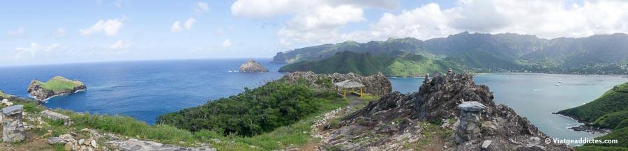 Panoràmica sobre l'entrada a la badia de Taioha'e i els seus illots (mirador Tehaatiki, Nuku Hiva, illes Marqueses)