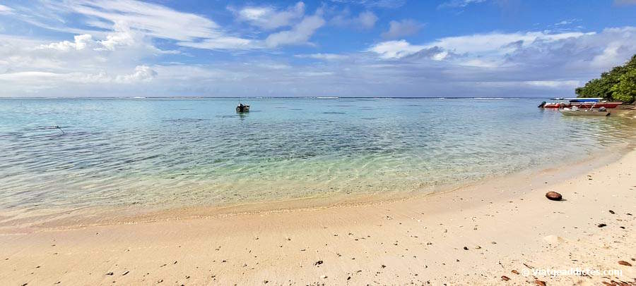 La platja de sorra del motu Ofetaro (Ofetaro, Ra'iātea, illes de la Societat)