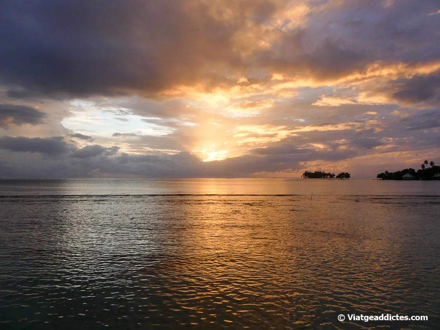 Posta de sol sobre la llacuna als peus del nostre allotjament (Pūfau, Ra'iātea, illes de la Societat)