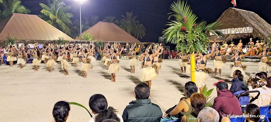 Grup de dones ballant en el festival Heiva Tumara'a (Tumara'a, Ra'iātea, illes de la Societat)