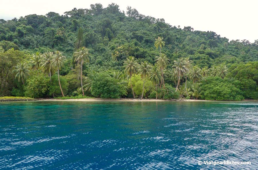 Vista de la solitària platja de Joe Dassin (Taha'a, illes de la Societat)