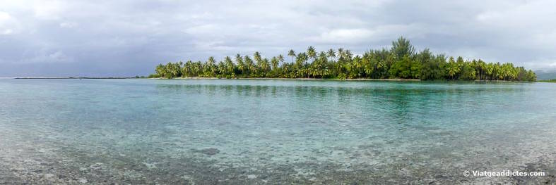 Vista panoràmica d'un motu veí des del motu Tuahi (Taha'a, illes de la Societat)