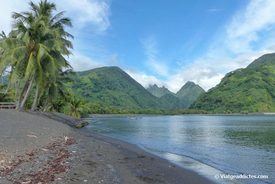 Passejant per la platja de Tautira (Tautira, Tahiti Iti, illes de la Societat)