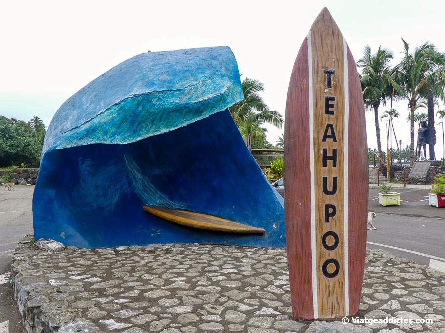 El monument a l'onada de Teahupo'o i al surf (Teahupo'o, Tahiti Iti, illes de la Societat)