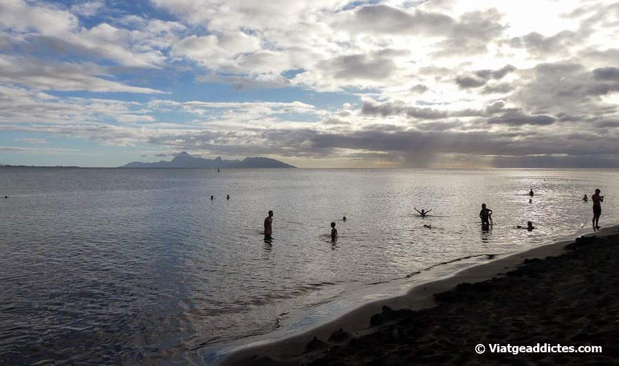 La platja de sorra negra de Pointe Vénus, amb l'illa de Moorea en l'horitzó (Pointe Vénus, Mahina, Tahiti Nui, illes de la Societat)