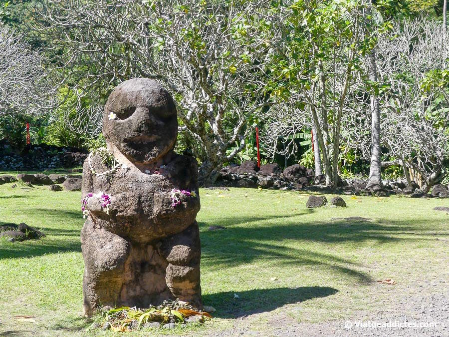 Un dels «tiki» a l'entrada del Marae 'Ārahurahu (Paea, Tahiti Nui, illes de la Societat)