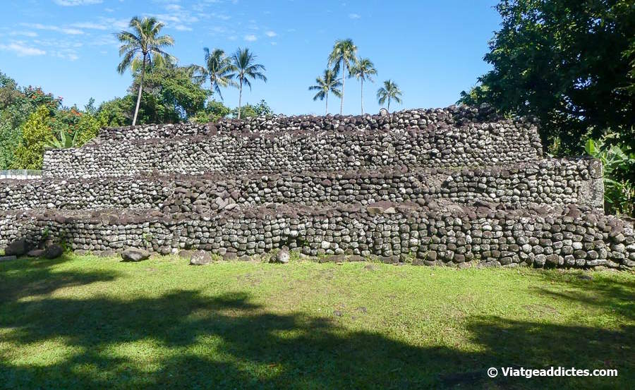 Vista posterior del «marae» 'Ārahurahu (Paea, Tahiti Nui, illes de la Societat)