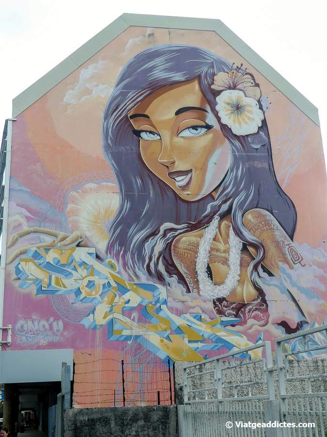 Pintura mural en un edifici representant una noia polinèsia (Pape'ete, Tahiti Nui, illes de la Societat)