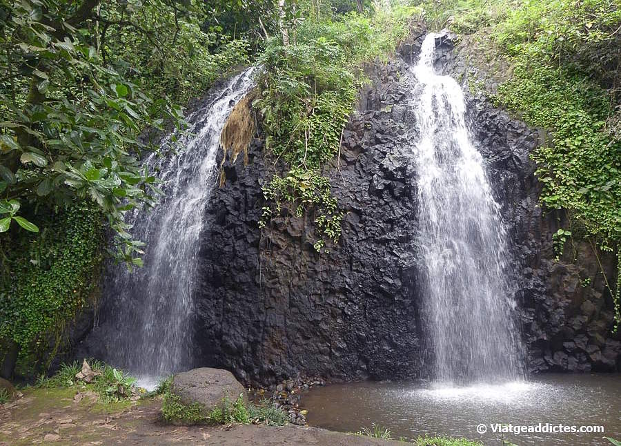 La doble cascada de Vaihi (Taiarapu Est, Tahiti Nui, illes de la Societat)
