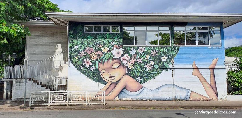 Mural urbà «La vahine fleurie» de l’artista francesa Vinie (Pape’ete, Tahití, illes de la Societat)