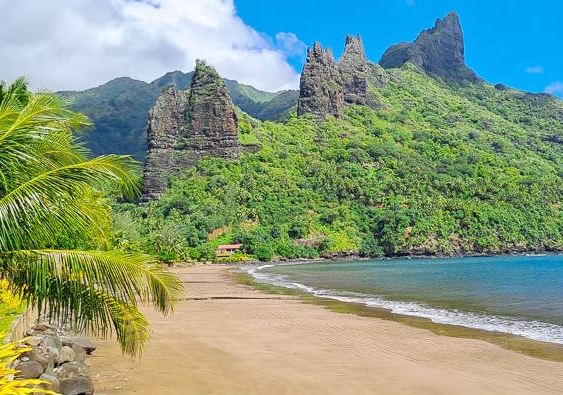 Vista de la platja i badia d'Hatiheu (Nuku Hiva, illes Marqueses)