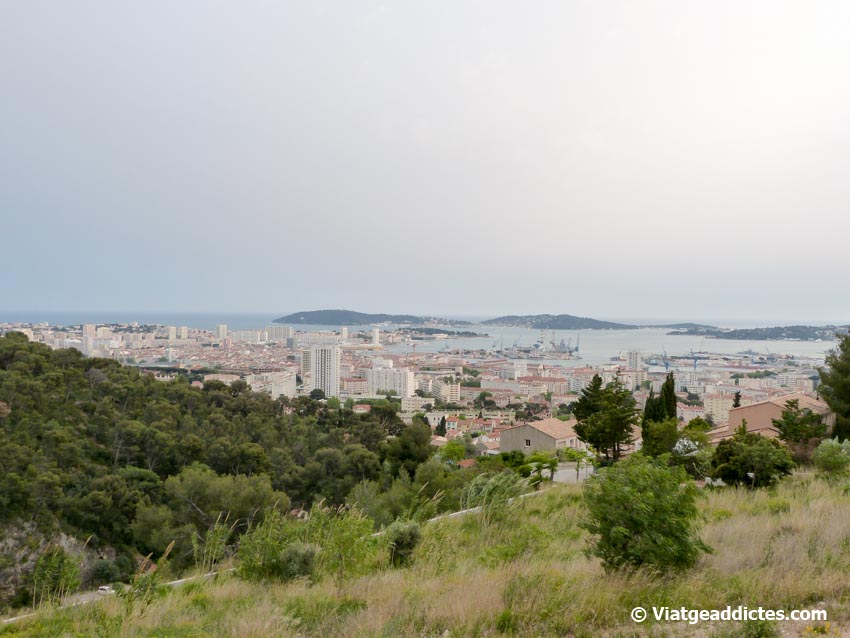 Imatge de Toulon i la seva badia des de la muntanya Faron