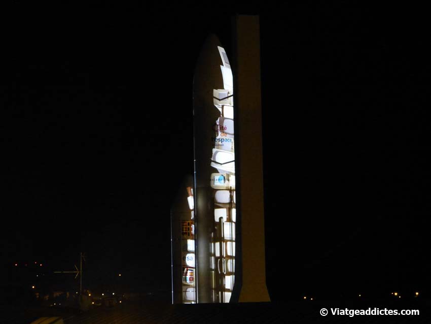 Imágenes proyectadas sobre el cuerpo del cohete Ariane 5<br />(Cité de l'Space)