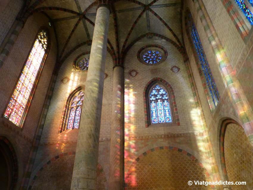 Reflejos de colores en las paredes del Convento de los Jacobinos